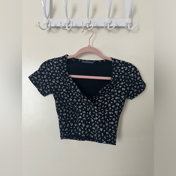 BRANDY MELVILLE - ONE SIZE Cropped Floral V-Neck Top - Picture 2 of 3